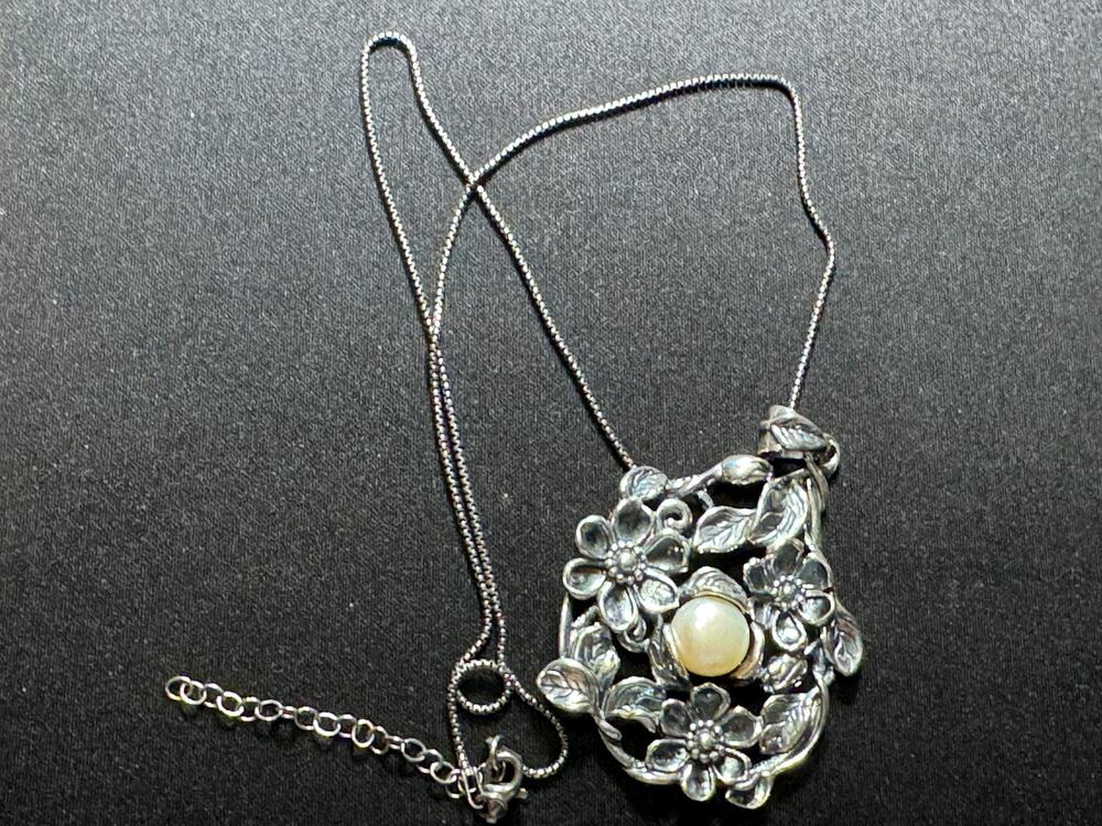 925 Silver Israel Pearl Flower Pendant Necklace 17in